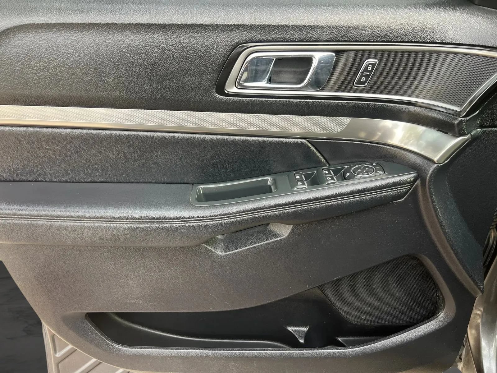 Used 2018 Ford Explorer XLT AWD/4WD image 14