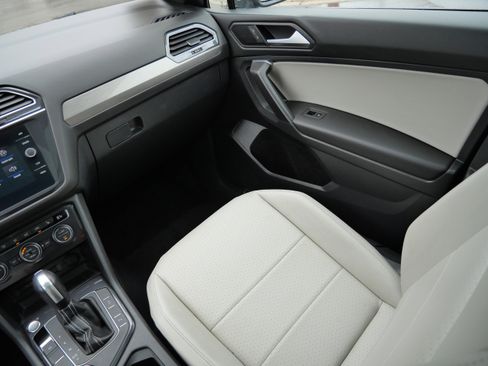 Certified 2021 Volkswagen Tiguan SE R-Line image 10