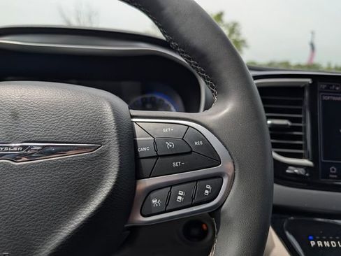 Used 2023 Chrysler Pacifica Touring-L FWD image 20
