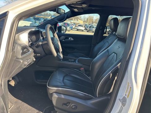 Used 2025 Chrysler Pacifica Limited image 13
