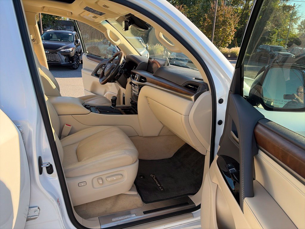 Used 2019 Lexus LX 570 4WD w/ Luxury Package image 15