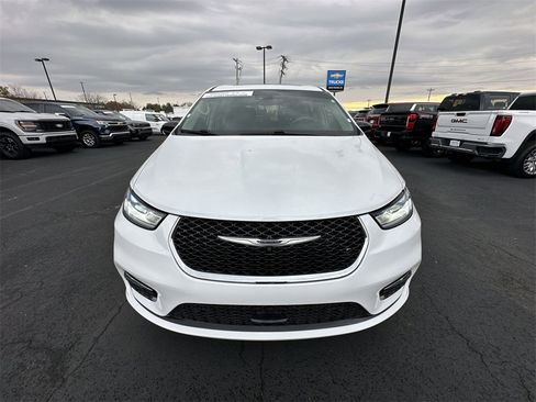 Used 2024 Chrysler Pacifica Limited w/ Uconnect Theater Family Group image 28