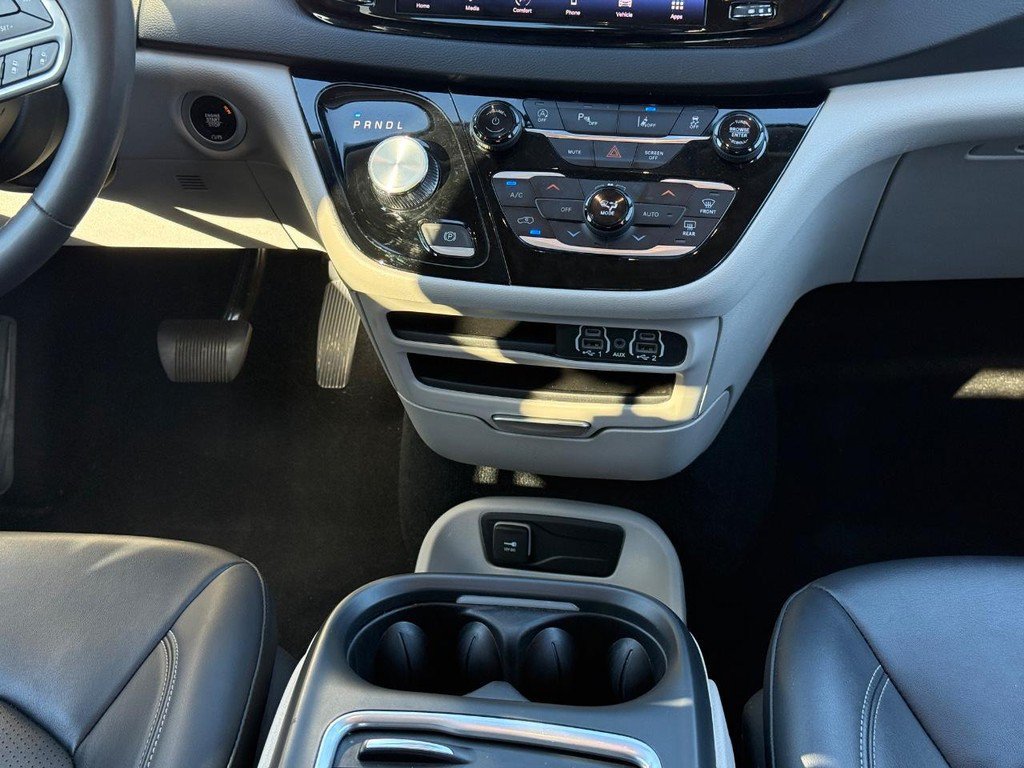 Used 2024 Chrysler Pacifica Touring-L FWD image 11