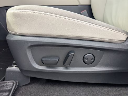 Used 2025 Nissan Pathfinder SL AWD/4WD image 19