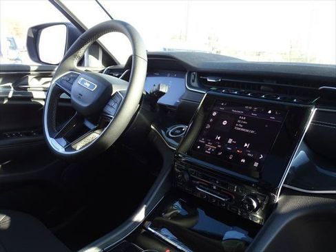 Certified 2023 Jeep Grand Cherokee Laredo w/ Luxury Tech Group I AWD/4WD image 10