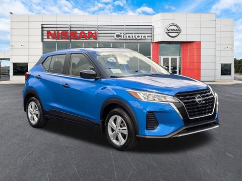 New 2025 Nissan Kicks Play S image 1