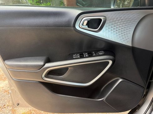 Used 2025 Kia Soul LX w/ LX Technology Package FWD image 18