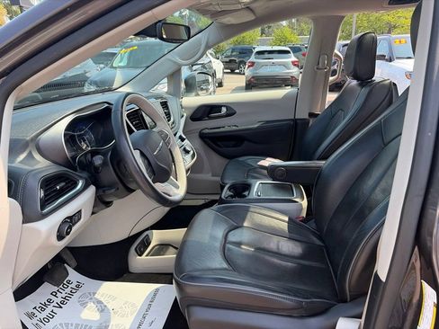 Used 2020 Chrysler Pacifica Limited w/ Tire & Wheel Group FWD image 15