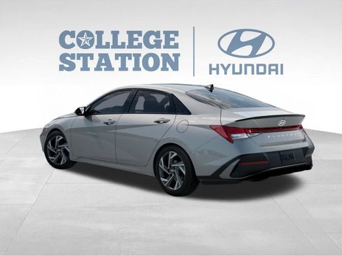 Used 2025 Hyundai Elantra Sport image 4