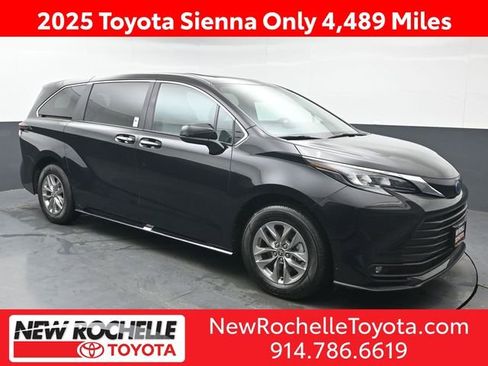 Certified 2025 Toyota Sienna XLE image 1