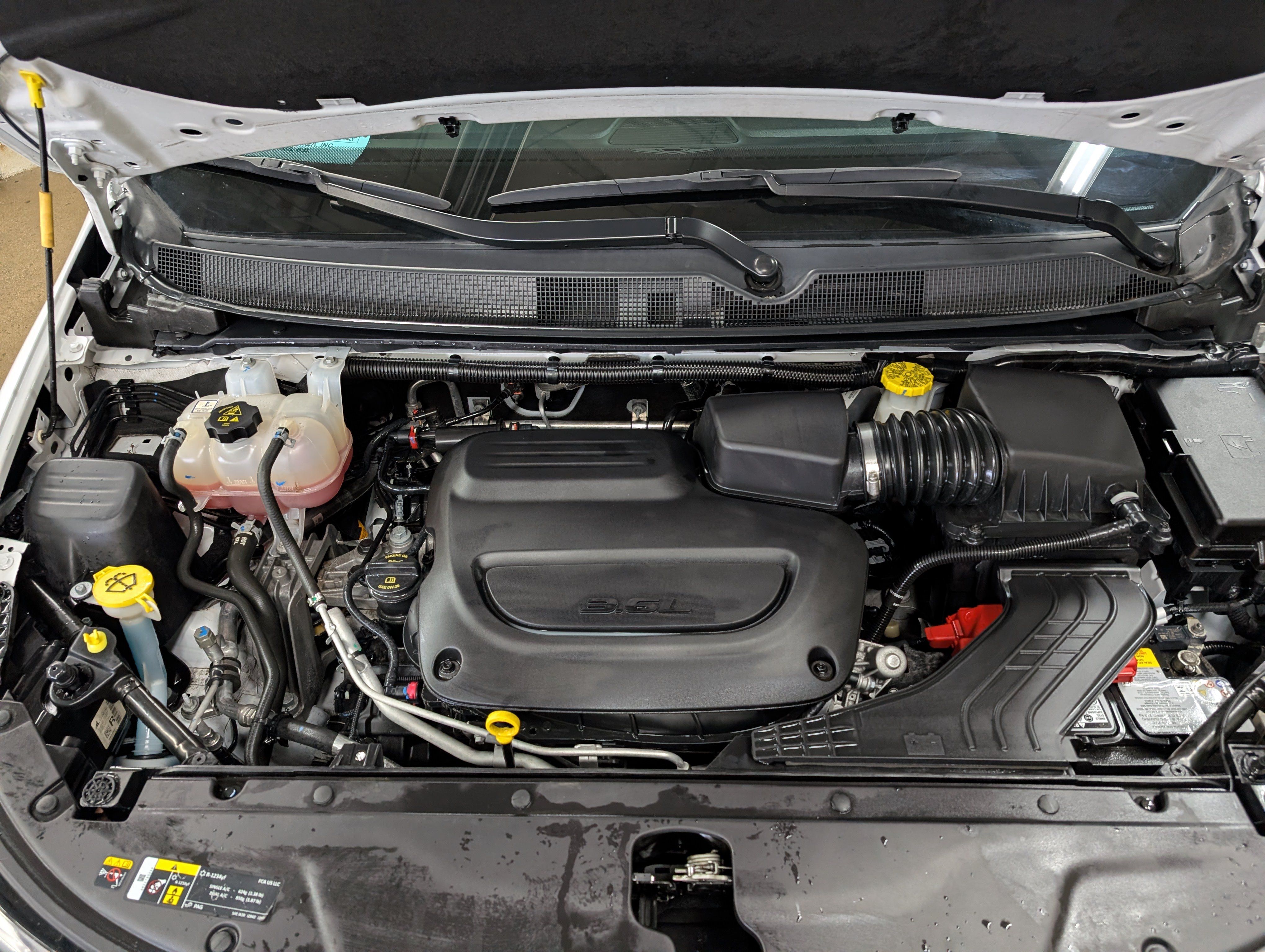 Used 2025 Chrysler Pacifica Limited FWD image 4
