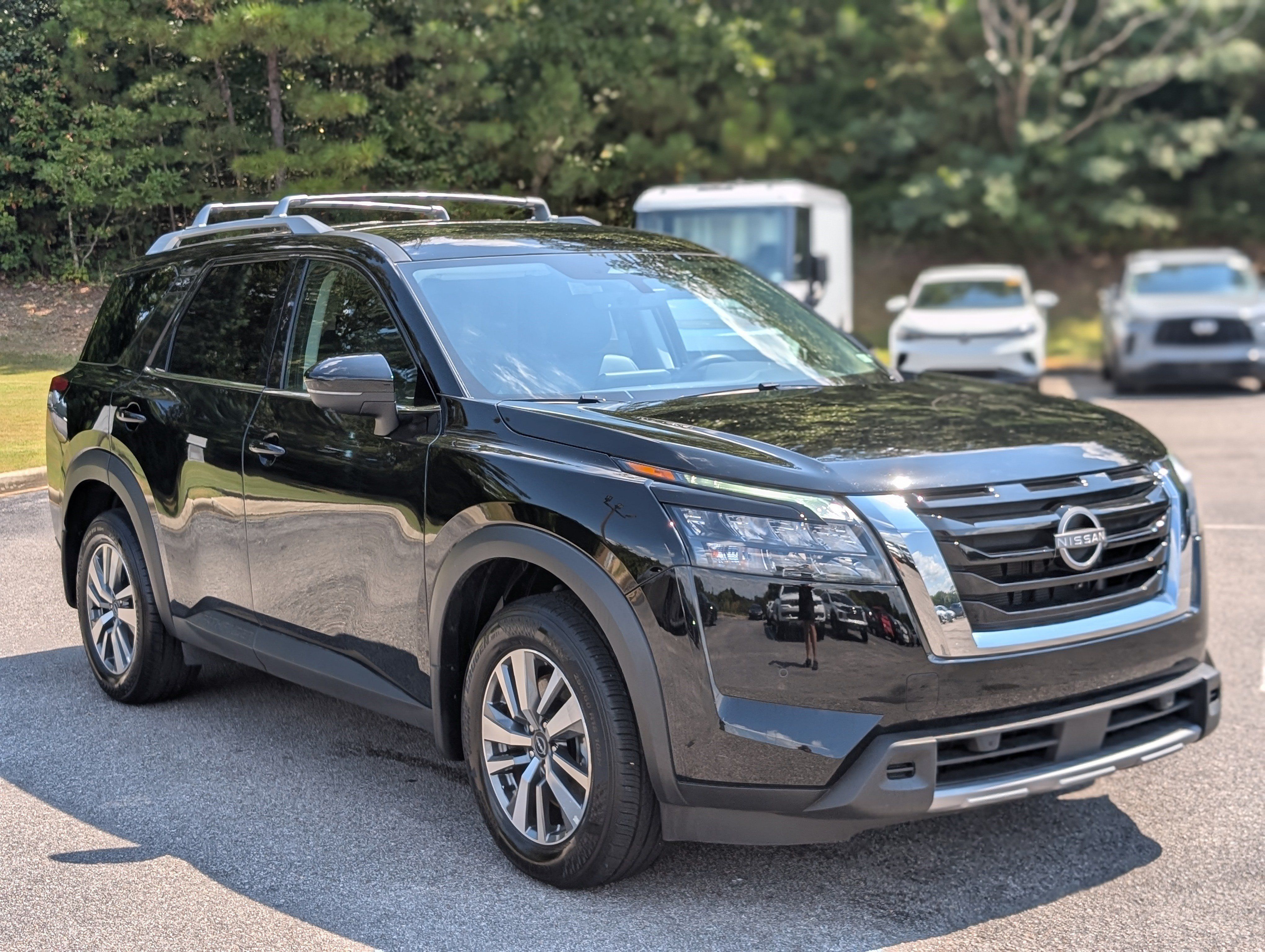 Used 2025 Nissan Pathfinder SL FWD image 11