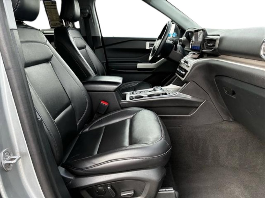Used 2024 Ford Explorer XLT w/ Equipment Group 202A AWD/4WD image 17