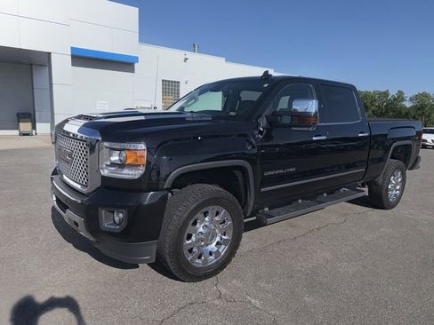 Used 2017 GMC Sierra 2500 Denali w/ Duramax Plus Package AWD/4WD image 2