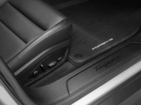 Used 2023 Porsche Taycan image 21