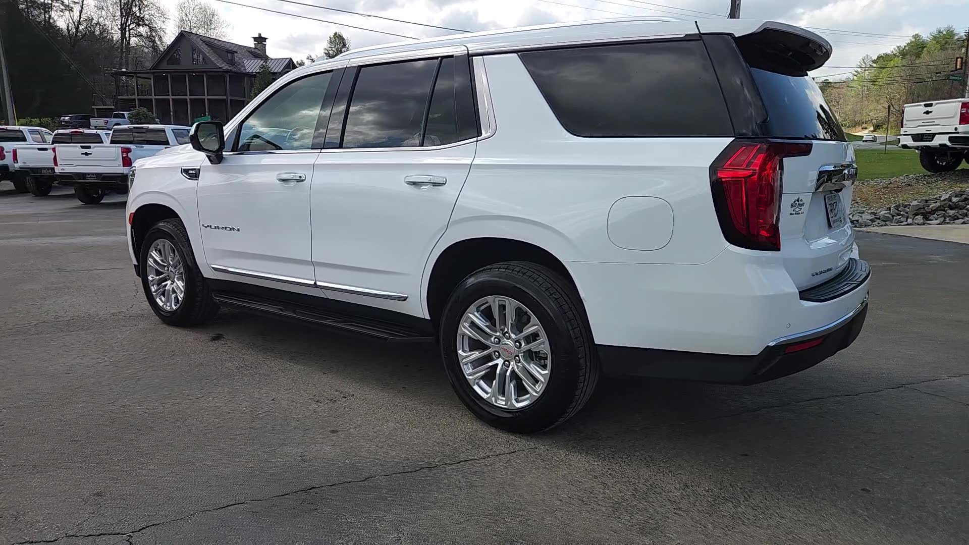 Used 2024 GMC Yukon SLT AWD/4WD image 3