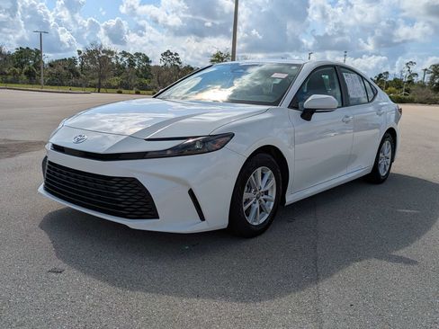 Used 2025 Toyota Camry LE FWD image 9