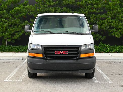 Used 2022 GMC Savana 3500 Extended w/ Driver Convenience Package RWD image 2