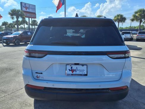 Used 2025 Jeep Grand Cherokee Altitude AWD/4WD image 8