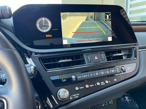 Used 2025 Lexus ES 300h w/ Premium Package FWD image 29