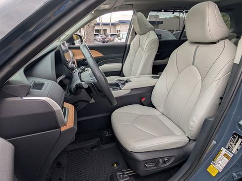 Used 2025 Toyota Grand Highlander AWD image 11