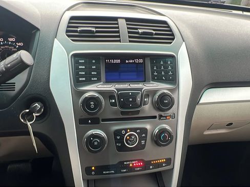 Used 2014 Ford Explorer XLT image 18