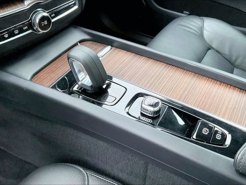 Used 2022 Volvo XC60 B5 Momentum w/ Climate Package image 18