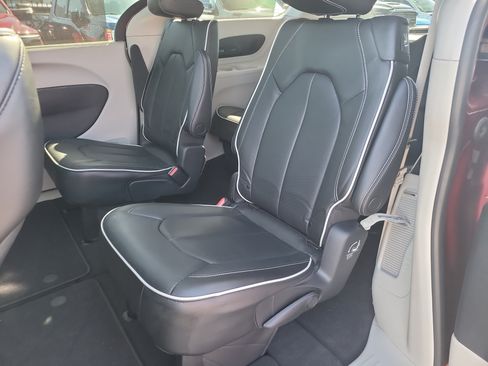 Used 2022 Chrysler Pacifica Limited FWD image 9