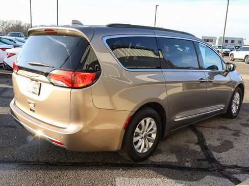 Used 2017 Chrysler Pacifica Touring-L image 4