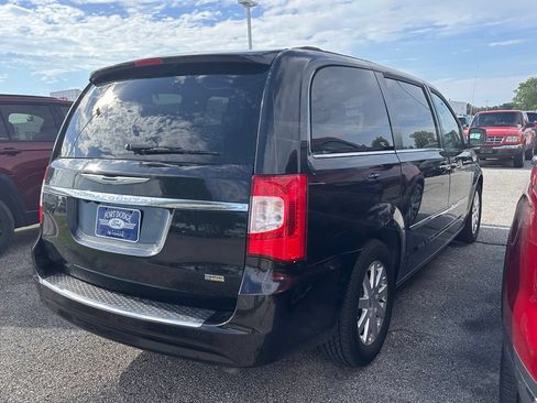 Used 2015 Chrysler Town & Country Touring FWD image 4