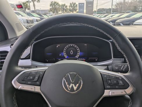 Used 2025 Volkswagen Taos SE w/ Panoramic Sunroof Package image 36