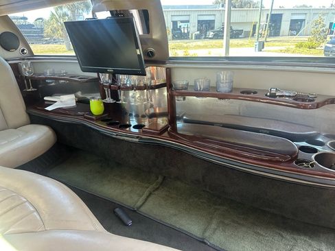 Used 2005 Lincoln Town Car Executive image 8