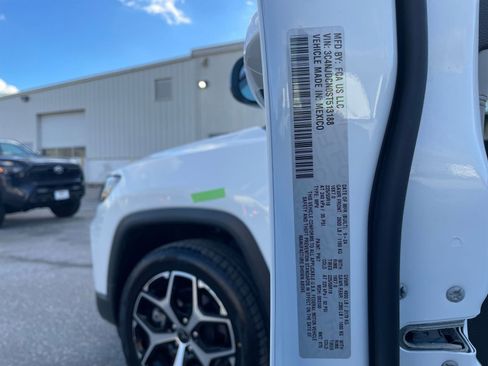 Used 2025 Jeep Compass Limited image 29