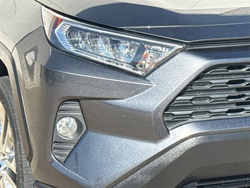 Used 2021 Toyota RAV4 XLE Premium image 5