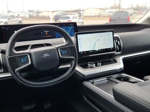 Used 2025 Ford Expedition Platinum image 10