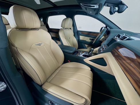 Certified 2025 Bentley Bentayga AWD/4WD image 28