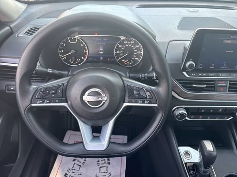 Used 2025 Nissan Altima 2.5 SV FWD image 17