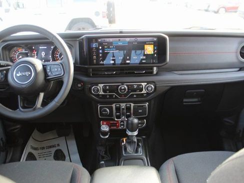 Used 2025 Jeep Wrangler Unlimited Rubicon image 11