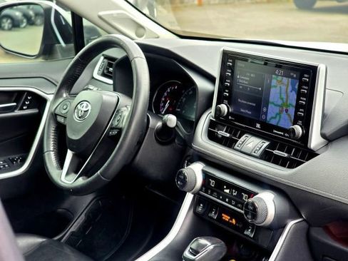 Used 2019 Toyota RAV4 Limited image 17