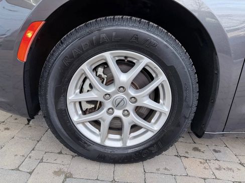 Used 2023 Chrysler Pacifica Touring-L image 29