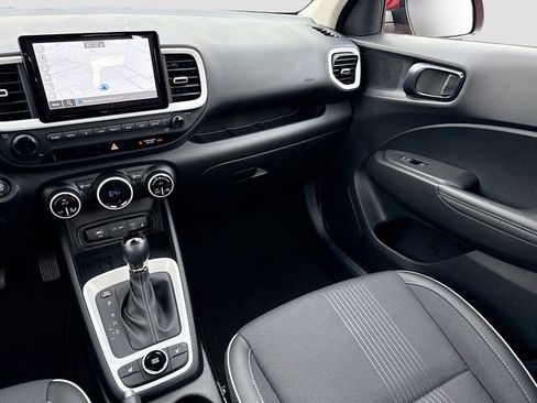 Used 2025 Hyundai Venue Limited image 25