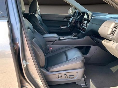 Certified 2025 Nissan Pathfinder SL image 7