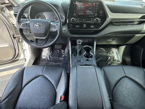 Used 2022 Toyota Highlander XLE AWD/4WD image 26