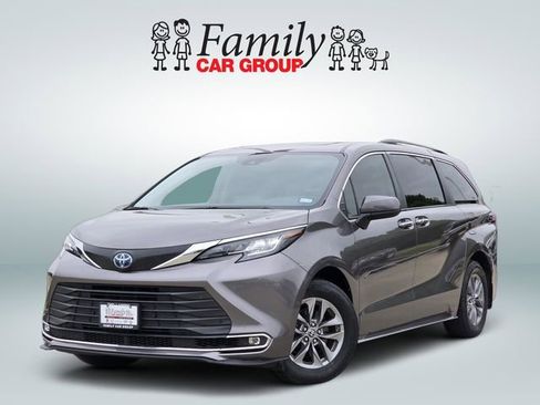 Used 2022 Toyota Sienna XLE image 1