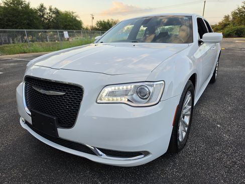 Used 2017 Chrysler 300 Limited RWD image 3
