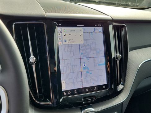 Used 2025 Volvo XC60 B5 Plus image 21