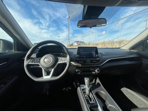 Used 2025 Nissan Altima 2.5 SV FWD image 33