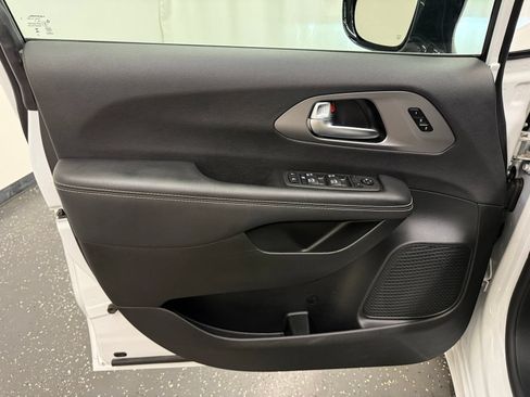 Used 2025 Chrysler Pacifica Select FWD image 9