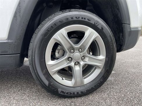 Used 2024 Jeep Compass Latitude image 10