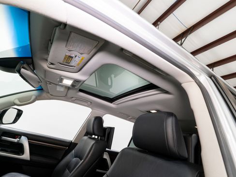 Used 2016 Toyota Land Cruiser image 16